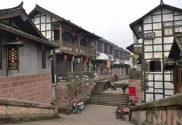 服役12年的老兵退伍，“40万退伍费”和“事业编工作”，该选哪个？